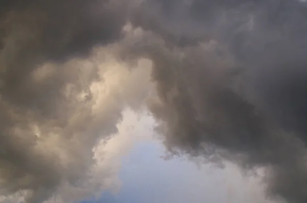 Awan badai di langit di atas bonita mata air florida saat matahari terbenam — Stok Foto