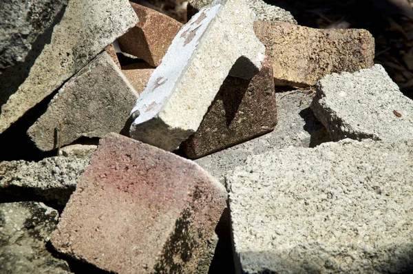 Close-up van afgedankte cement bakstenen en klinkers — Stockfoto