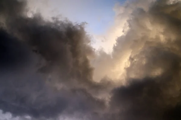 Densas nubes de tormenta en el cielo sobre bonitas fuentes florida al atardecer —  Fotos de Stock
