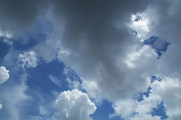 Schöne wolken in florida himmel hintergrund — Stockfoto
