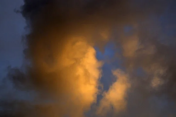 Paesaggio nuvoloso unico al tramonto — Foto Stock