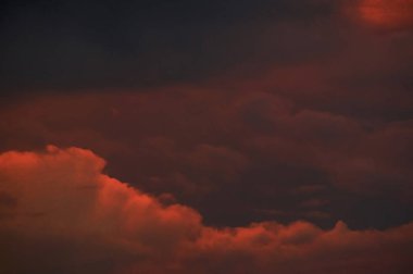 yoğun karanlık renkli günbatımı bulutlu gökyüzü