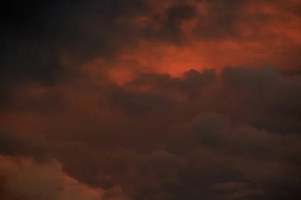 Интенсивный красочный оранжевый закат облачное небо — стоковое фото