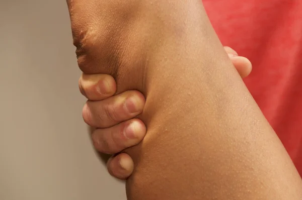 Parmakların ve bacağın yakın — Stok fotoğraf