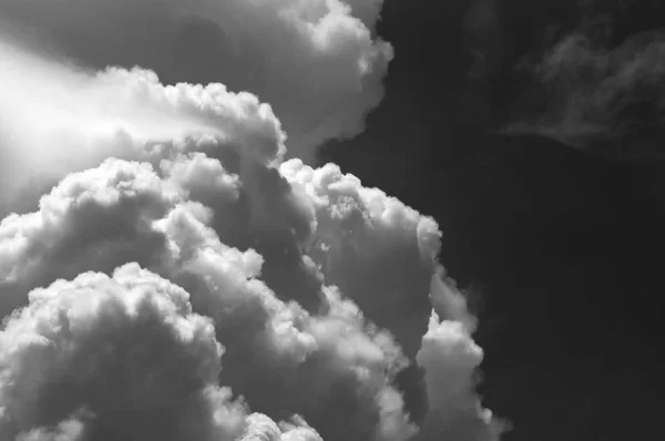 Alto contrasto bianco e nero cloudscape — Foto Stock