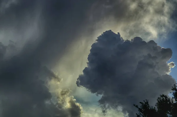 Nube HDR pieno cielo con luce solare dietro la nuvola — Foto Stock