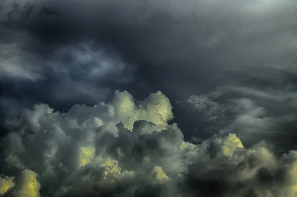 在日落时分用云来突出五颜六色的hdr天空 — 图库照片