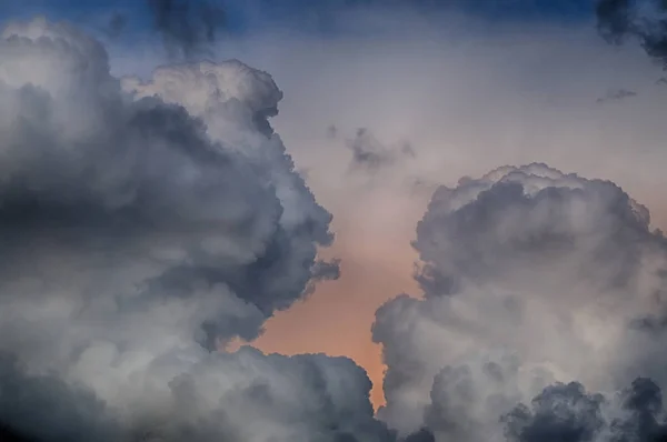 Awan hdr berwarna saat matahari terbenam — Stok Foto