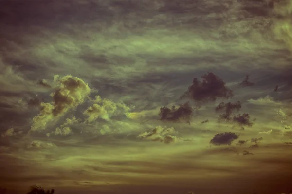 Cielo colorato hdr tramonto con nuvole — Foto Stock