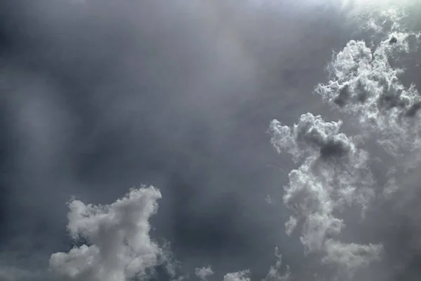 Awan mengambang di langit berkabut — Stok Foto