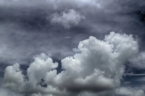 HDR estilizado nuvens de tempestade multicamadas — Fotografia de Stock
