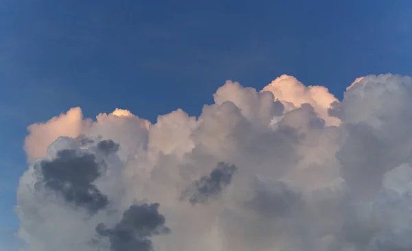 Langit Biru dan Latar Belakang Awan — Stok Foto