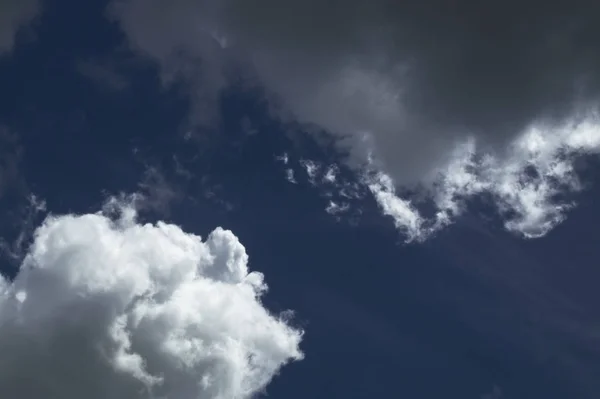 Cerah dan gelap awan — Stok Foto