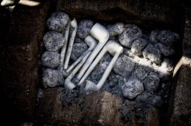 kömürler üzerinde kil borular