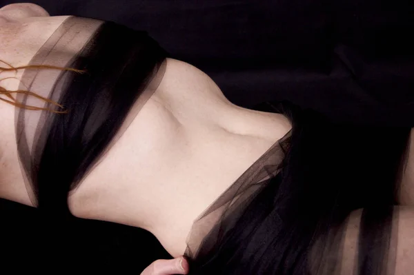 Tronco de mulher sardenta pálida vestindo tecido de malha preta que coloca fazer — Fotografia de Stock