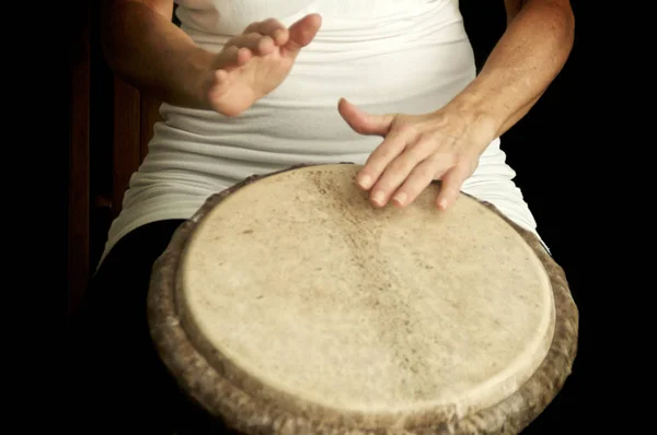 Woman drumming on goat skin bongo drum — Stock Photo, Image