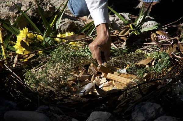 Mayalı rahip odun ve mumlarla ayin ateşi hazırlıyor. — Stok fotoğraf