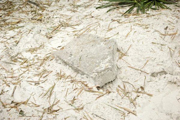 Сахарный песок с цементной плитой и листьями — стоковое фото
