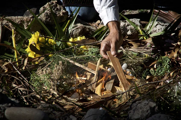 Sacerdote maya encendiendo ofrendas rituales — Foto de Stock