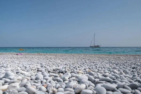 Gyönyörű Kavicsos Strand Egy Vitorlás Úszó Ban Bacground — Stock Fotó