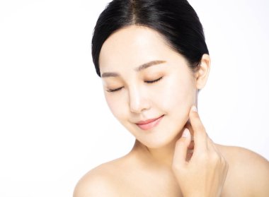 Güzel kadın yüz cilt bakım anlayışı ile kapatmak