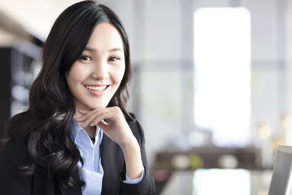 Leende Asiatisk Affärskvinna Kontoret — Stockfoto