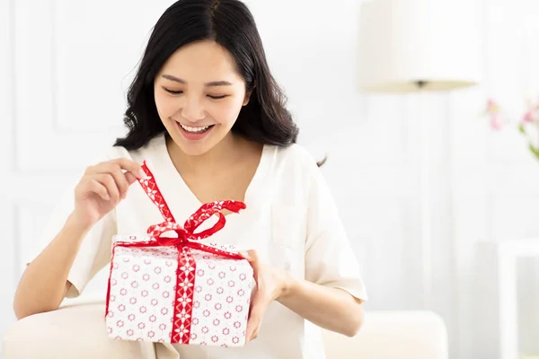 Счастливая Молодая Женщина Распаковывает Подарочную Коробку — стоковое фото