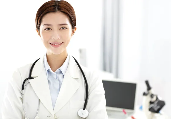 Ofiste Çalışan Kadın Tıbbi Bilimsel Araştırmacı — Stok fotoğraf