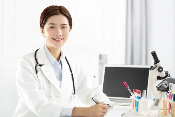 Female Medical Scientific Researcher Working Office — Stock Photo, Image