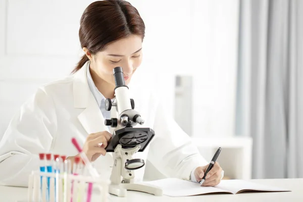 Kvinnliga Medicinska Eller Vetenskapliga Forskare Som Arbetar Lab — Stockfoto