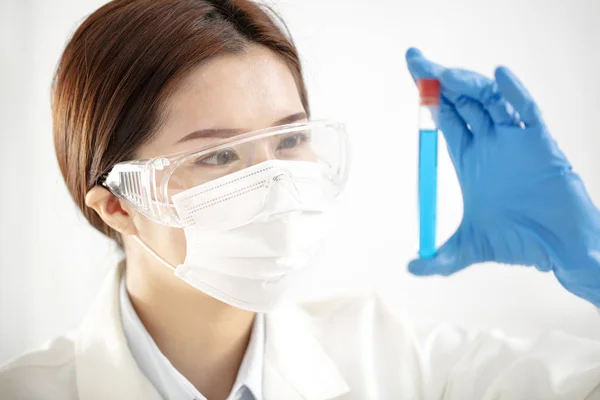 Ásia Feminino Cientista Olhando Para Teste Tubo — Fotografia de Stock