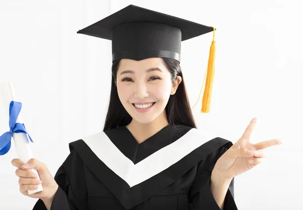 Gelukkig Afstuderen Meisje Cap Gown Vieren — Stockfoto