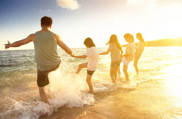 Família Feliz Divertindo Praia — Fotografia de Stock