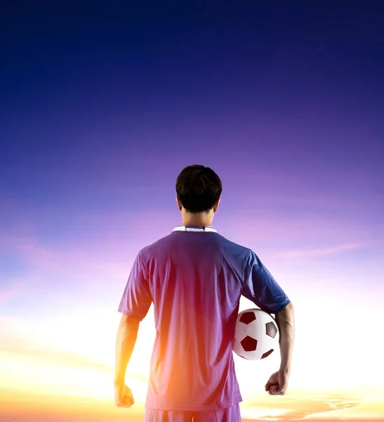Вид Сзади Футболиста Смотрящего Восход Солнца — стоковое фото