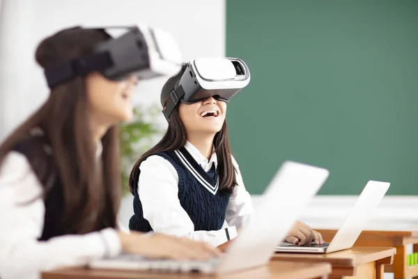 Adolescent Étudiant Avec Casque Réalité Virtuelle Classe — Photo