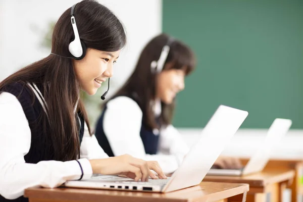 Tonåringen Studenternas Lärande Online Med Hörlurar Och Laptop — Stockfoto