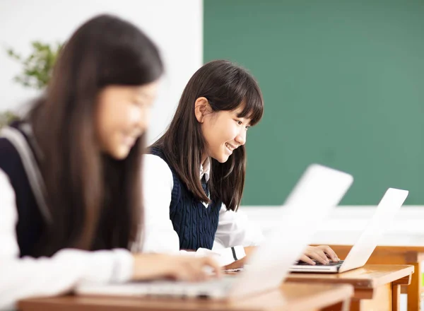 Tonåringen Studenternas Lärande Online Med Laptop Klassrummet — Stockfoto