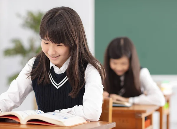 Adolescentes Chica Estudiante Estudiando Aula — Foto de Stock