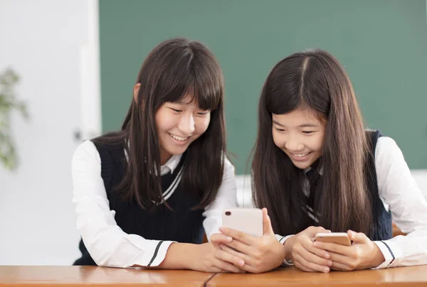 Nastolatek Dziewczyna Student Oglądania Inteligentny Telefon Klasie — Zdjęcie stockowe