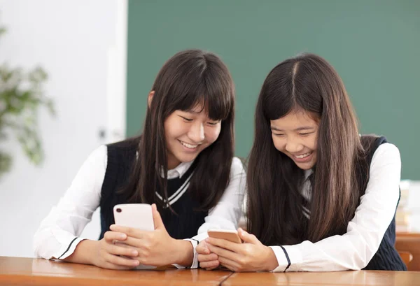Adolescente Estudante Assistindo Telefone Inteligente Sala Aula — Fotografia de Stock