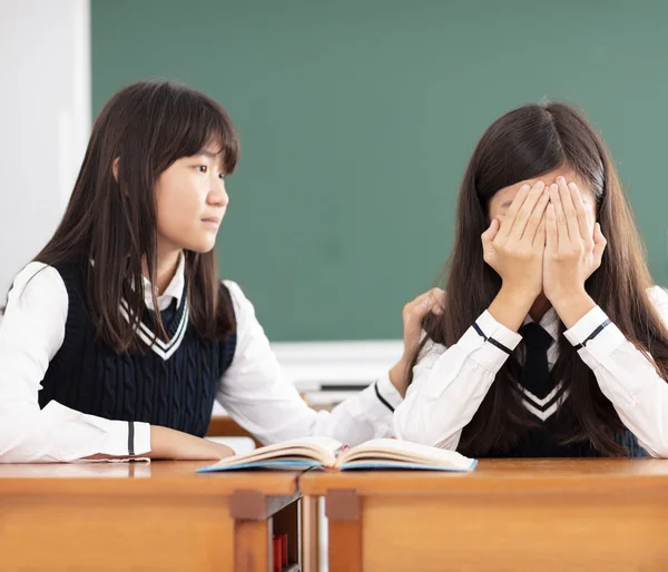 Amico Confortante Studente Triste Classe — Foto Stock