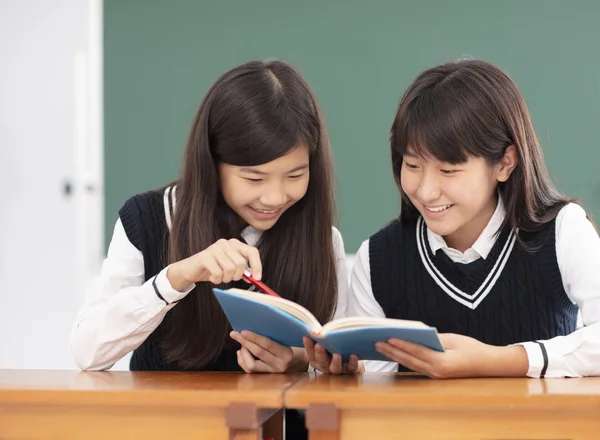 Teenagers Ragazza Studente Studiare Aula — Foto Stock