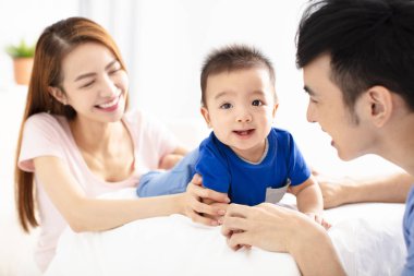 genç bebek ile mutlu bir aile portresi