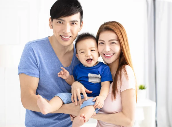 Retrato Familia Feliz Joven Con Bebé —  Fotos de Stock