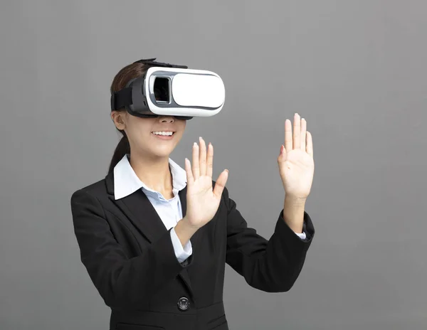 Jeune Entreprise Femme Avec Lunettes Réalité Virtuelle — Photo