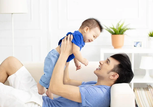 Pai Filho Brincando Sofá Juntos — Fotografia de Stock