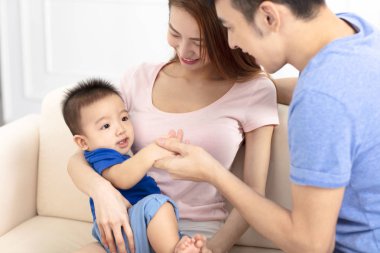 genç bebek ile mutlu bir aile portresi