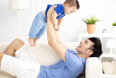 Baba ve oğul kanepe üzerinde oynama 