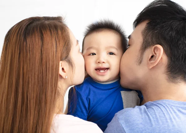 年轻幸福家庭的肖像亲吻婴孩 — 图库照片