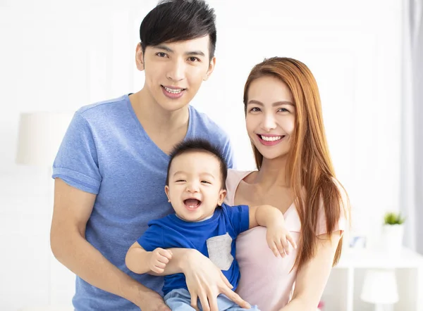 Portret Van Jonge Aziatische Gezin Met Baby — Stockfoto